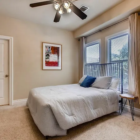 Luxury 4 Bedroom Home In Central Austin